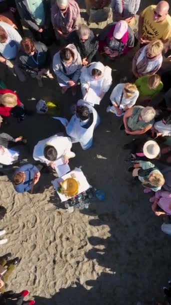 Спостерігаємо Над Православного Свята Купаються Люди Середземному Морі Мочать Сонці — стокове відео