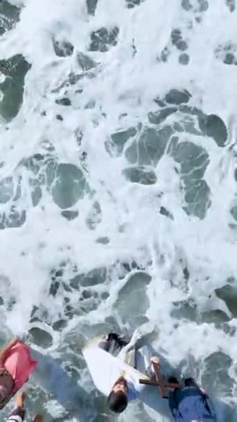 上から暖かい地中海で入浴する人々と アラニヤの冬の太陽の下で正教会の祭りの喜びをキャプチャ — ストック動画