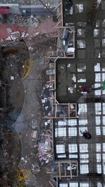 Смотрите Сверху Рабочие Заливают Новый Этаж Многоэтажной Строительной Площадке — стоковое видео