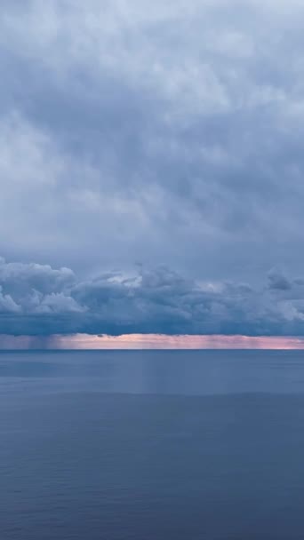 Godetevi Vista Mozzafiato Tramonto Nuvoloso Sul Mediterraneo Una Vista Blu — Video Stock