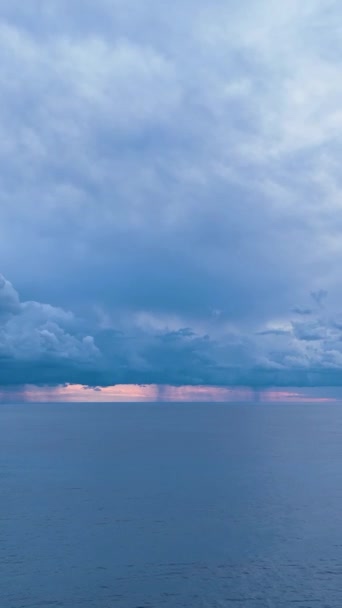 上空を飛んで 地中海の壮大な曇り空を目撃してください 本当に青い光景 — ストック動画