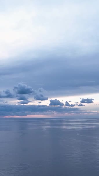 上から 地中海の壮大な曇り空 青い魅力を体験してください — ストック動画
