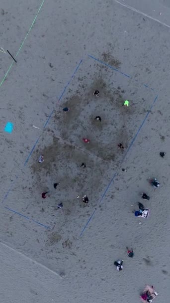 Betrachten Sie Ein Spannendes Beachvolleyballspiel Aus Der Vogelperspektive Aufgenommen Von — Stockvideo