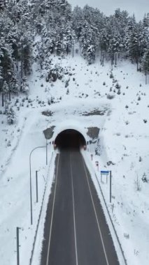 Kar kaplı dağ yollarının kuş bakışı görüntüsü, bir sonraki sosyal medya projeniz için ideal..