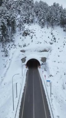 Karla kaplı dağ tünelleri için gökyüzü gibi bir perspektif edinin, projeleriniz için mükemmel..