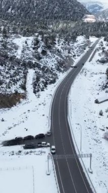 Dağ tünellerine giden karlı yolları eşsiz bir şekilde gözden geçir..