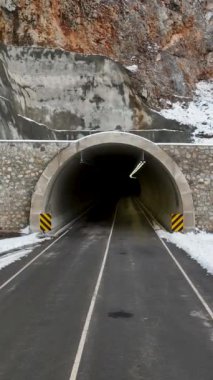 Tünellere giden karlı dağ yollarına bir göz atın..