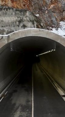 Kışın dağ tünellerinin havadan ele geçirilmesini tecrübe edin, yeni projeler için mükemmel..