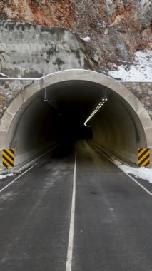 Sosyal medya projeleri için ideal tünellere giden karlı yollara gökyüzü gibi bir bakış at..