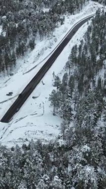 Karlı dağ tünellerinin yukarıdan görünüşü. Sosyal medya paylaşımlarınız için mükemmel görüntüler.