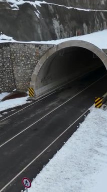 Karlı dağ geçitlerine havadan bir bakış. Sosyal medya maceralarınız için mükemmel..