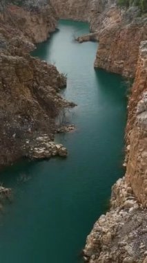 Türkiye 'nin güneyinde bir dağ rezervuarının, güzel kayalık kıyıların ve bol miktarda çiftliğin ihtişamına tanık olun..