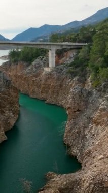 Kendinizi Türkiye 'nin güneyinde bir dağ rezervuarı, canlı kayalık kıyılar ve gelişen çiftliklerin manzarasına daldırın..