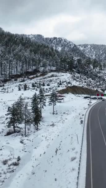Μια Εναέρια Άποψη Των Ορεινών Σηράγγων Μέσα Στο Χιόνι Ιδανικό — Αρχείο Βίντεο