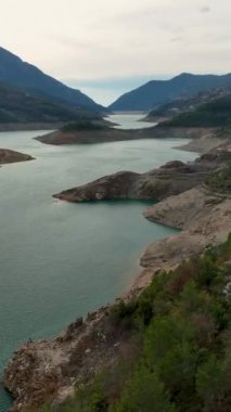 Türkiye 'nin güneyinde bir dağ rezervuarının, canlı kayalık kıyıların ve gelişen çiftçiliğin huzurunu yaşayın.