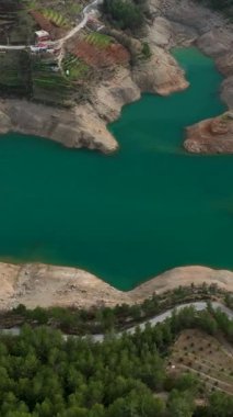 Türkiye 'nin güneyinde manzaralı bir rezervuar, kayalık kıyılar ve gelişen tarım ile kendinizi dağ çiftçiliğine daldırın.