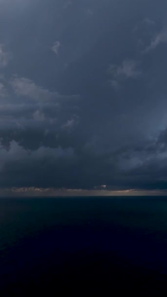 若いカップルが包含し 地中海の海岸によって綴られた曇った夕日で視線としてロマンスの本質を解明 — ストック動画