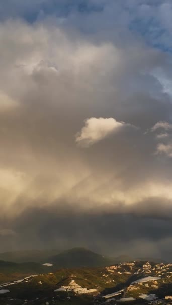 Дивовижно Велич Хмарного Заходу Сонця Величні Веселкові Арки Над Узбережним — стокове відео