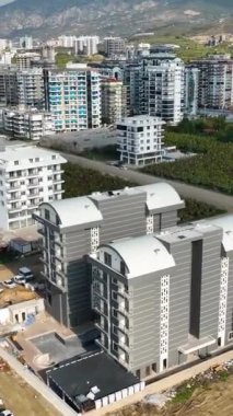 Türkiye 'nin Alanya kentindeki ev inşaatının hava görüntülerine tanık olurken, kıyı gelişmesinin ilerlemesini izleyin..