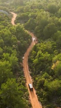 Lüks bir arabanın, projeleriniz için sinematik drone çekimleri yaparak yeşil ormanın gizemlerini açığa çıkarması gibi gökyüzündeki ihtişamı deneyimleyin..