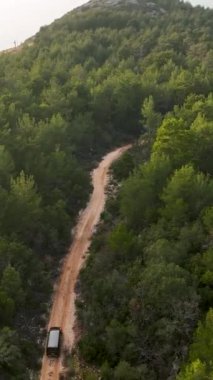 Sosyal medya projeleriniz için ideal sinematik dron görüntüleriyle mistik yeşil ormanlarda gökyüzünde bir macera yaşayın..