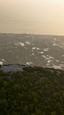 Nefes kesen sinematik drone çekimlerinde yakalanan esrarengiz yeşil ormanı keşfetmenin gökyüzündeki ihtişamına tanık olun..