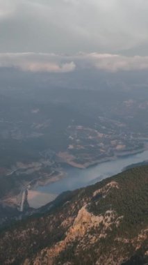 Büyüleyici insansız hava aracı görüntüleriyle yakalanan gizemli ormanın havadan görüntüleriyle sinematik yeşil cenneti keşfedin..