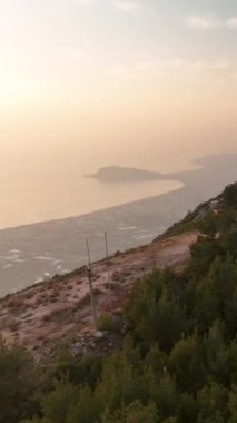 Karanlık orman ve gizemli yeşillik manzaralı görkemli bir orman keşif gemisine binin. Sinematik dron çekimlerinde yakalandılar..