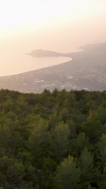 Sinema insansız hava aracı görüntülerinde yer alan esrarengiz yeşil manzaralı esrarengiz bir orman keşif gemisine binin..