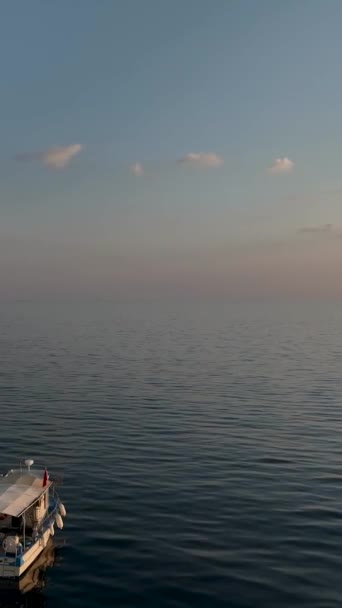 トルコのアランヤにある漁船の魅惑的な空中映像を目撃し 映画のような日没の釣り 高品質のビデオ — ストック動画