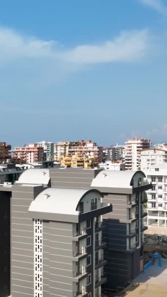当你看到在阿拉亚斯地中海沿岸建造房屋时 你可以进行一次高达天空的游览 — 图库视频影像