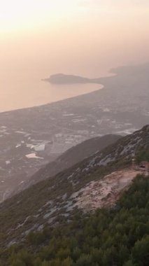 Sinema insansız hava aracı görüntülerinde yer alan gizemli yeşilliğin havadan görünüşü ile ormanın huzurlu güzelliğini keşfedin..