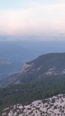 Gökyüzünün en görkemli manzarasına tanık olun, esrarengiz yeşil ormanı keşfederken, nefes kesici sinematik drone çekimlerinde yakalanan.