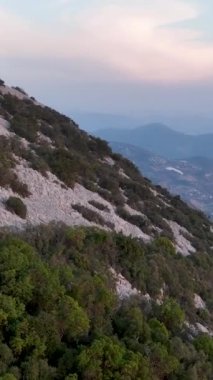 Türkiye 'nin Alanya kentindeki ev inşaatının hava görüntülerine baktığınızda sahil güzelliğine hayret edersiniz..