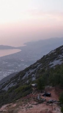 Yukarıdaki gizemli yeşil ormanı sinematik drone çekimleriyle keşfet. Yeni sosyal medya projelerin için mükemmel..
