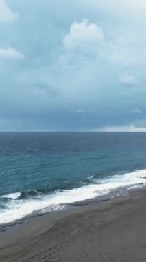 Dikey videoda çekilmiş en güzel sahil günbatımının hava manzarasında görkemli bir bulutun ihtişamını deneyimleyin..