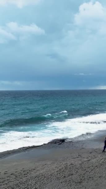 Sahildeki Güzel Gün Batımının Havadan Görüntüsünü Izlerken Dikey Videoda Sunulan — Stok video