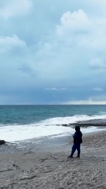 Akdeniz Dikey Görüntüsünde Çekilen Kıyı Günbatımının Büyüleyici Bulutları Sizi Büyülemiştir — Stok video