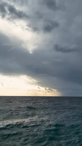 Doświadcz Symfonii Kolorów Chmur Hipnotyzującym Zachmurzonym Słońcu Wybrzeżu Morza Śródziemnego — Wideo stockowe