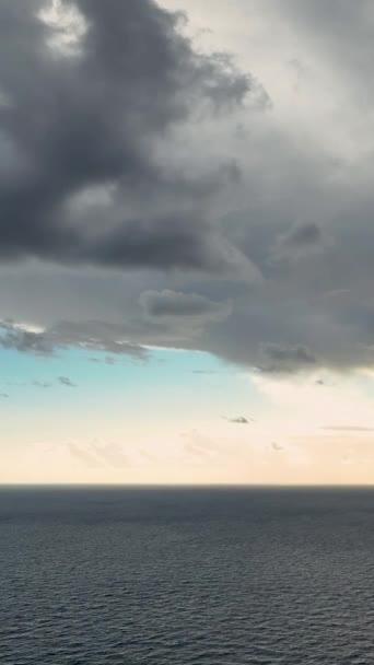 Podívejte Úchvatný Letecký Pohled Nejkrásnější Západ Slunce Pobřeží Zachycený Filmovém — Stock video