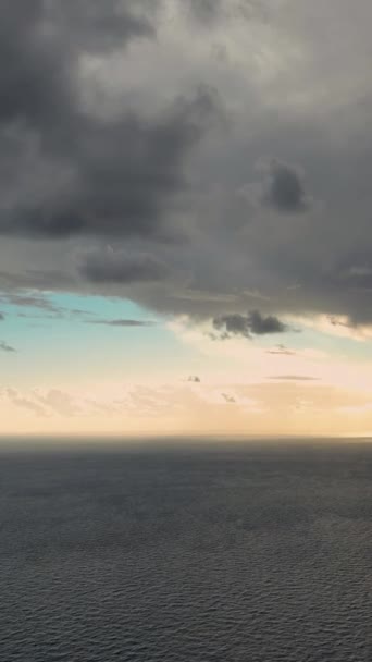 地中海の海岸の夕日の素晴らしい美しさの空中キャプチャに魅了されましょう — ストック動画