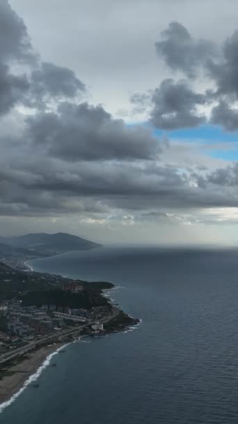 地中海の美しい海岸の夕日の魅惑的な空中の景色を体験してください — ストック動画