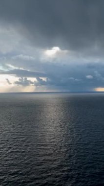 Türkiye 'nin Alanya kentindeki büyüleyici Akdeniz siluetini havadan izlerken büyülü kıyı günbatımını izleyin..