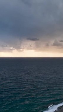 Türkiye 'nin Alanya kentindeki en güzel ahududu renkli sahil günbatımının sinematik çekimde nefes kesici görüntüsüne tanık olun..