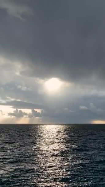 沉醉在宁静的海滨美景中 你可以看到在土耳其阿拉亚的地中海上最壮观的落日 — 图库视频影像