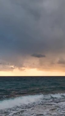 Türkiye 'nin Alanya kentindeki çarpıcı ahududu renkli kıyı günbatımının büyüleyici hava perspektifini deneyin.