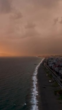 Türkiye 'nin Alanya kentindeki ahududu renkli kıyı günbatımının güzelliğini hava perspektifinden çekmenin sevinci.