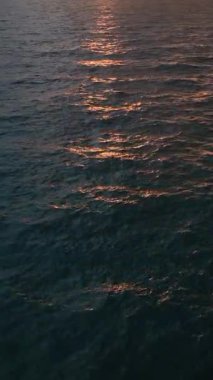 Türkiye 'nin Alanya kentinde gün batımında çarpıcı ahududu renkli kıyı manzarasına tanıklık ederken gökyüzü yüksekliğinde bir maceraya atılın..