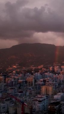 Türkiye 'nin Alanya kentinde gün batımında nefes kesen ahududu renkli kıyı sahnesinin hava manzarasına tanık olurken, sinematik bir deneyime geri çekiliyoruz..