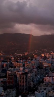 Türkiye 'nin Alanya kentinin en güzel ahududu renkli günbatımına tanıklık ederken kendinizi sinematik kıyı mutluluğuna daldırın..